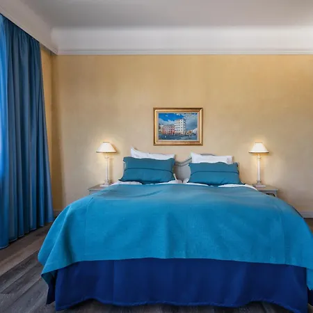 מלון Astor 4*